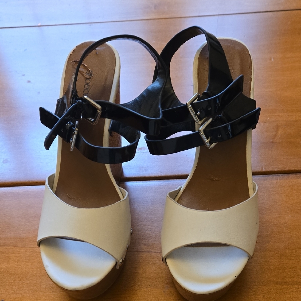 Shoe Dazzle Black and Cream Platform Sandals with Buckle Straps